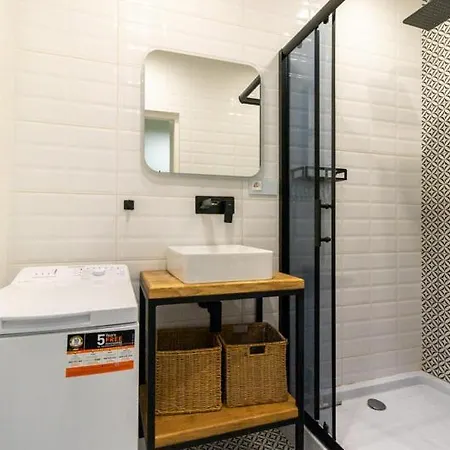 Cozy Renovated In Bielany Next To Subway شقة *